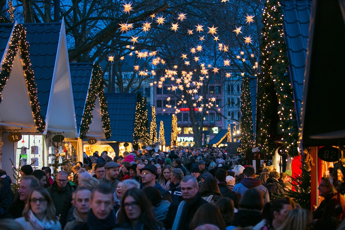 Quang cảnh đông đúc nhộn nhịp tại một khu chợ Giáng sinh 2015, Cologne, Đức. Ảnh Krisztian Bocsi/Bloomberg