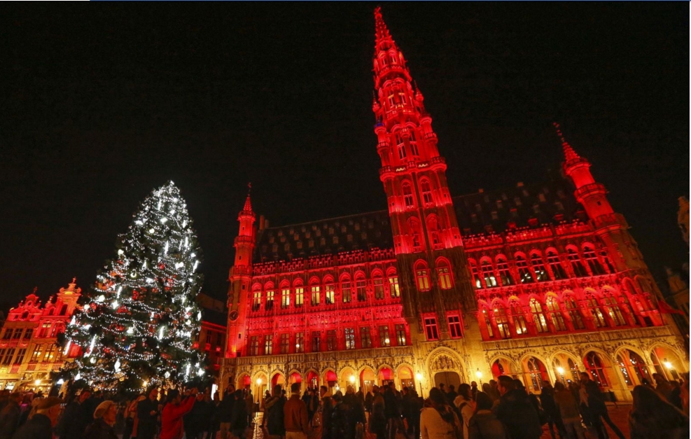 Sòng Bài Trực Tuyến 13win.com Lớn tại thành phố Bruxelles, Bỉ, lung linh trong ánh sáng đêm Giáng sinh 2015. Ảnh Yves Herman /Reuters