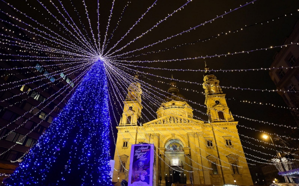 Cây thông Noel tuyệt đẹp trước cửa nhà thờ St. Stephan Basilica – nhà thờ lớn nhất tại Budapest. Ảnh Attila Kisbenedek/AFP/Getty Images
