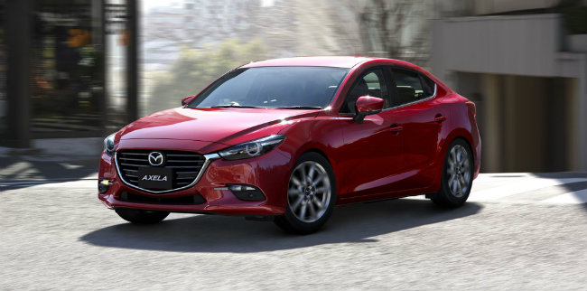 Mazda 3 facelift 2017 (Axela) đã chính thức ra mắt tại Nhật Bản vào hôm 14.7.2016. Trước đó những hình ảnh về mẫu xế hộp mới này đã được lộ diện cho thấy, vẻ ngoài có nhiều nâng cấp, với các công nghệ và thiết bị mới, thuộc phân khúc xe mẫu C, với kiểu cách cả hatchback và sedan.