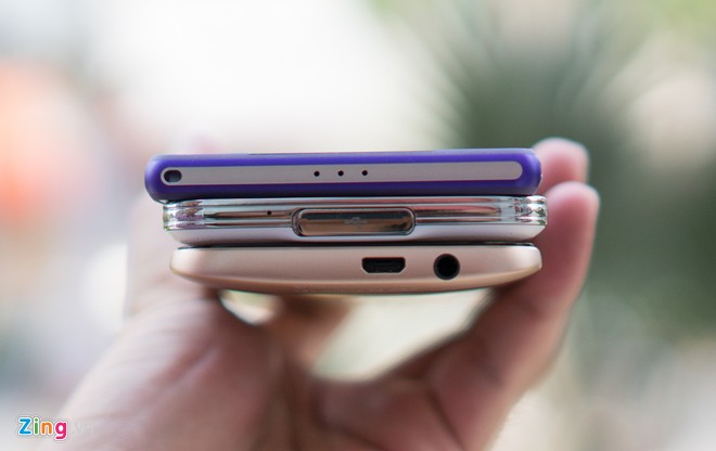 Trong ba model, chỉ có Galaxy S5 là không có thiết kế nguyên khối và không có vỏ kim loại.