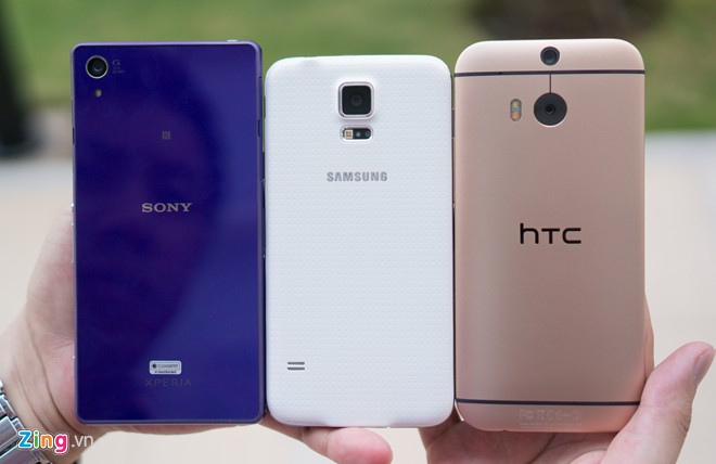 Trong cả ba model, chỉ có mặt lưng của Galaxy S5 có sự khác biệt với những mẫu tiền nhiệm.