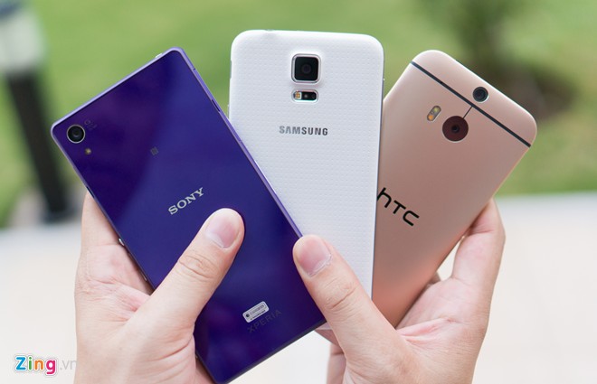 Tuy có độ phân giải camera cao, nhưng cụm camera của Xperia Z2 có diện tích khá khiêm tốn. Hai đối thủ còn lại đều bổ sung thêm một loại cảm biến ở mặt sau như cảm biến đo nhịp tim, cảm biến đo độ sâu trường ảnh.