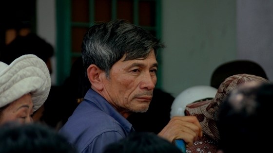 Sau một đêm thức trắng ông ngoại cháu Tài như người mất hồn, khi đón cháu trở về.