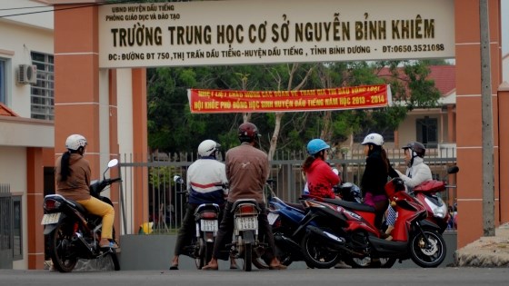Trong khi đó vào buổi sáng ngày 30/12 nhiều phụ huynh đưa con đến trường vẫn bàn tán xôn xao về sự việc đau lòng xảy ra chiều hôm trước trước.