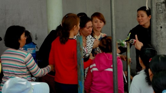 Nghe tin con sắp về tới đầu ngõ, chị Lê Thị Kim Hường (trú tại Khu phố 3, thị trấn Dầu Tiếng, huyện Dầu Tiếng, tỉnh Bình Dương) - mẹ cháu Tài vội nhào người ra đón. Nỗi đau quá lớn khiến người mẹ ngã quỵ trước thi thể đứa con nhỏ. Vợ chồng chị Hường và anh Võ Thanh Tuấn có hai con trong đó Tài là cháu lớn.