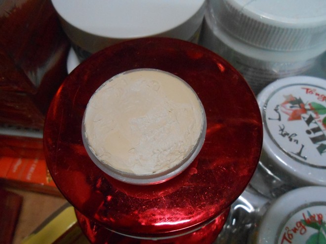 Một hũ kem trộn được người bán giới thiệu là có công dụng dưỡng trắng, trị thâm nám hiệu quả.