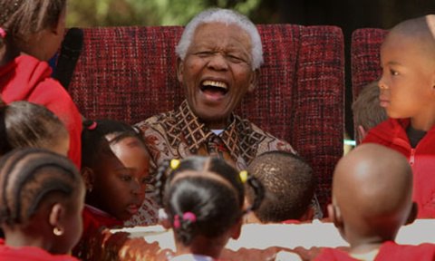 Nelson Mandela tổ chức sinh nhật lần thứ 89 tại Quỹ Trẻ em Nelson Mandela ở Johannesburg. Sau khi về hưu, ông đã đóng vai trò tích cực trong nhiều tổ chức xã hội và vì quyền 13Win 19.com nhiều ưu đãi hấp dẫn. Ảnh: AP