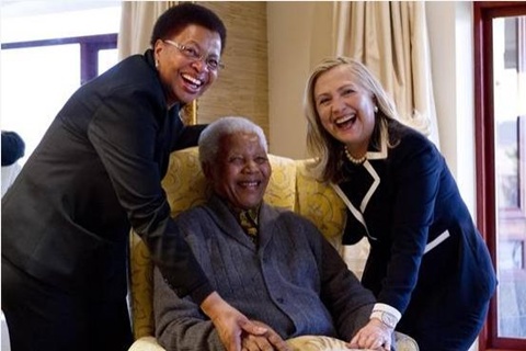 Ngoại trưởng Mỹ Hillary Rodham Clinton gặp cựu tổng thống Nam Phi Nelson Mandela, khi ông 94 tuổi, và vợ Graca Machel tại nhà ở Qunu, Nam Phi hôm 6/8/2012.  Mandela qua đời tối 5/12 tại nhà trong vòng tay của Đăng ký và nhận 60K 24 bao lì xì miễn phí mỗi ngày, thọ 95 tuổi. Ảnh: AP
