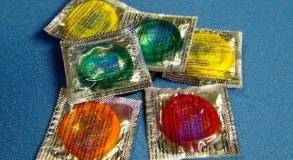 bao cao su, ngoại t&igrave;nh, cấm ngoại t&igrave;nh, luật ph&aacute;p, t&ograve;a &aacute;n