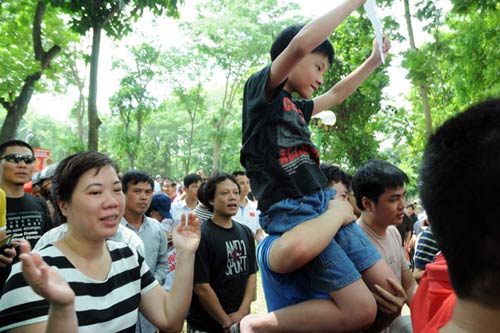 Chị Trần Thị Phương, 41 tuổi, ở Ngọc Hà, Ba Đình, HN, đưa cậu con trai 9 tuổi cùng tham gia đoàn diễu hành phản đối hành động của Trung Quốc. Chị cho biết, chị đưa con trai đến đây để con nhận thức và biết yêu từng tấc đất, lãnh thổ thiêng liêng của 13Win19 com game bài đổi thưởng.
