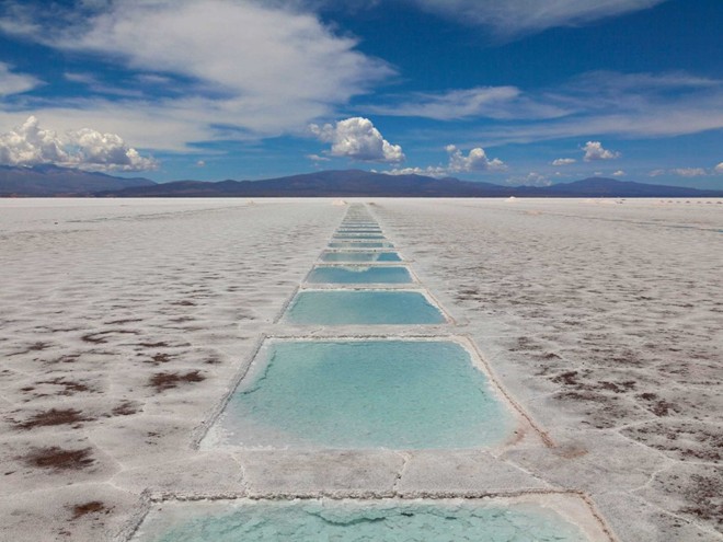 Las Salinas Grandes là sa mạc muối khổng lồ ở Argentina, với diện tích khoảng 3.700 km2.