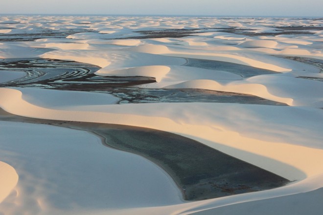 Đồi cát Lencois Maranhenses ở đông bắc Brazil thường có những hồ nước nhỏ trong mùa mưa và thậm chí có cá.