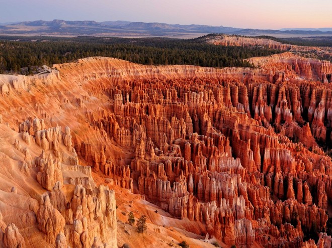 Hẻm núi Bryce ở tây nam Utah là nhà của những cấu trúc địa chất nhiều màu sắc được gọi là hoodoos, hình thành bởi băng giá, xói mòn và thời tiết.