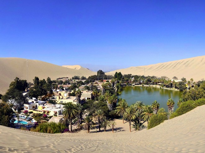 Huacachina là ốc đảo tại sa mạc Peruvian. Nó cũng là một thị trấn nghỉ mát gồm nhiều ngôi nhà xây quanh một hồ nước tại vùng tây nam Ica, Peru.