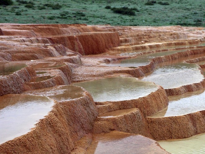 Miền Bắc Iran là nhà của những bậc thang tự nhiên có tên Badab-e Surt. 2 suối nước nóng ở ngọn núi phía trên đã tạo thành các bậc thang và hồ nước phía đưới trong hàng nghìn năm qua.