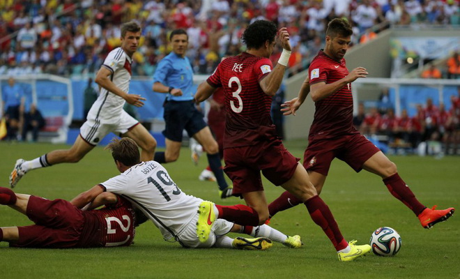 Goetze bị phạm lỗi, Đức được đá penalty.