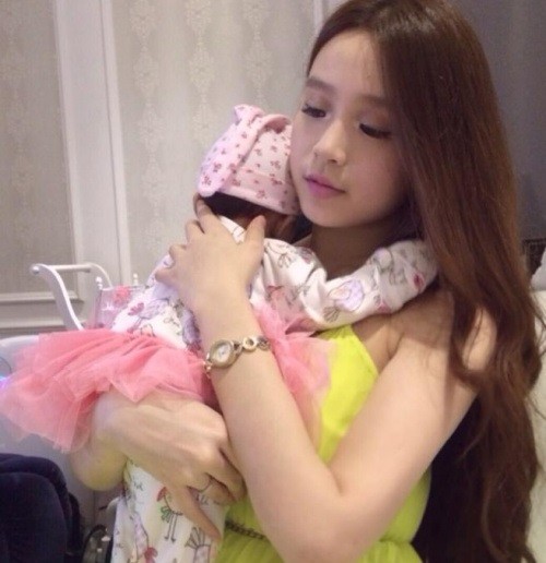 Những hình ảnh Huyền và con nhận được nhiều sự quan tâm của cộng đồng mạng.