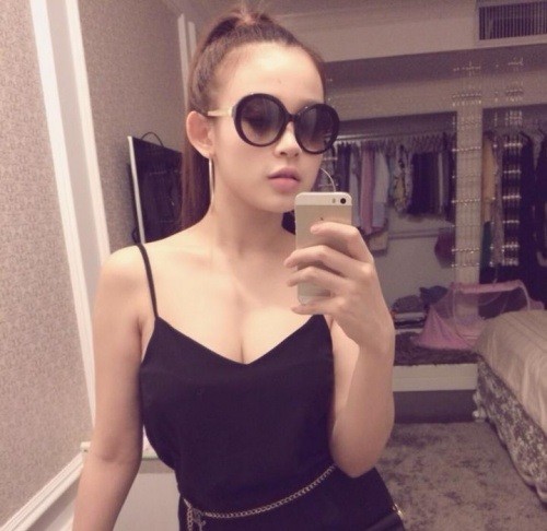 Sau khi lập Đăng ký và nhận 60K 24 bao lì xì miễn phí mỗi ngày, Huyền ngày một sexy và nóng bỏng hơn. Cô thường xuyên chia sẻ hình ảnh cá nhân lên Facebook nhưng lúc nào cũng chỉ xuất hiện một mình.
