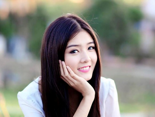 Lily Luta để lại ấn tượng trong nhiều người là một hot girl hiền hậu và kín tiếng. Sau những ồn ào trong chuyện tình giữa cô và ca sĩ Bùi Anh Tuấn, không ít người vẫn thắc mắc vì sao hot girl lại để mọi chuyện đi qua dễ dàng như thế. Cô thậm chí không nhận xét, phân trần hay thể hiện thái độ trước những lời đoạn tình phũ phàng của chàng ca sĩ trẻ.