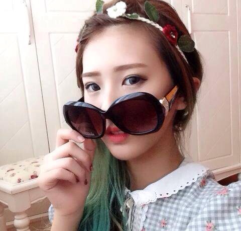 Joyce Chu kết hợp cài hoa làm điểm nhấn cho mái tóc.