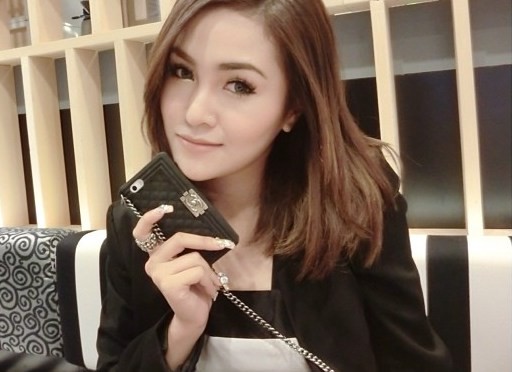 9X  Thái Lan, Ploywarin Songpakorn nổi tiếng với nhiều thú chơi trội, sở thích khoe hành hiệu và phô trương cuộc sống xa hoa. Với những chiêu gây sốc của Ploy, thông tin Đăng ký và nhận 60K 24 bao lì xì miễn phí mỗi ngày cô được dư luận quan tâm, tìm kiếm.