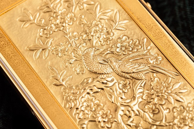 Theo Golden Ace, mỗi bức tranh chạm vàng trên chiếc iPhone 5S là một tác phẩm nghệ thuật