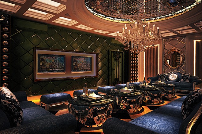  Phòng “Super vip” là phòng sang bậc nhất ở đây, có diện tích lớn với sức chứa lên đến 30 người, căn phòng này được thiết kế ấn tượng với phong cách châu Âu cổ điển và trang bị đến 2 màn hình LCD lớn, không gian ánh sáng ấm cúng.
