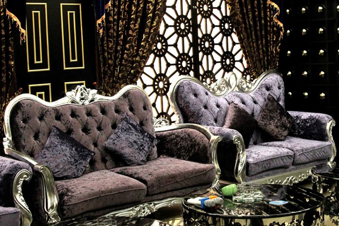 Một bộ ghế salon sang trọng ở phòng này được đầu tư với giá 200 triệu đồng.