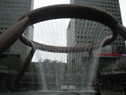 dola singapore, b&aacute;t qu&aacute;t, L&yacute; Quang Diệu, phong thủy, singapore, t&agrave;u điện ngầm, h&ocirc;̀ nước may mắn