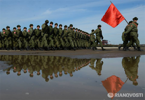 Binh sỹ Nga đi nghiêm trong buổi luyện duyệt binh.