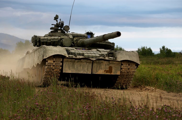 Xe tăng bay T-80 hành tiến.