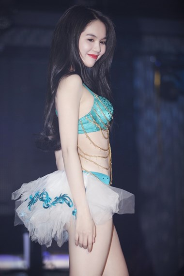 Đây là chương trình nằm trong chuyến lưu diễn dài ngày hơn 1 tháng tại Mỹ của Ngọc Trinh và dàn mẫu Venus