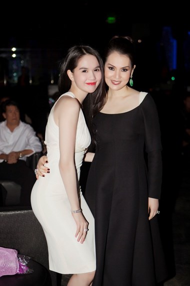 Khi show diễn kết thúc, Ngọc Trinh còn hội ngộ người chị thân thiết, diễn viên điện ảnh Kim Thoa