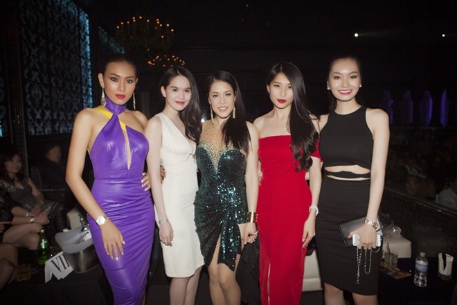 Dàn người đẹp Venus chụp ảnh cùng Thu Phương.