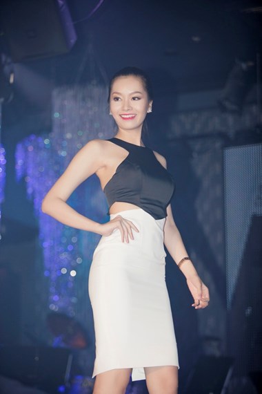 Người mẫu Anh Thư trình diễn một mẫu thiết kế mới nằm trong BST của thương hiệu Ngọc Trinh.