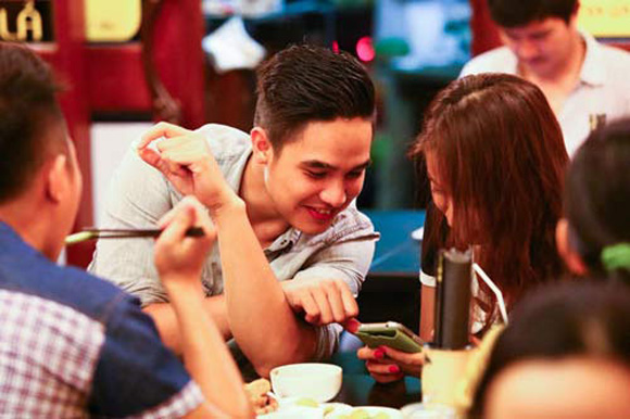  Hình ảnh được ghi lại trong một lần Baggio và Vân Hugo dự tiệc khai trương nhà hàng của một người bạn