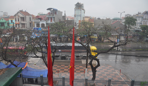 Kéo dài khoảng 10 phút, khi cơn giông qua đi, trời Hòn Gai lại sáng lúc 9h15.