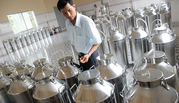 rượu thanh long, bồn inox, chế biến thanh long, thị trường