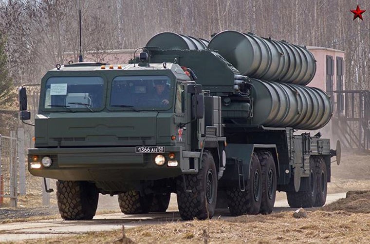 Xe phóng tự hành S-400 hành quân.