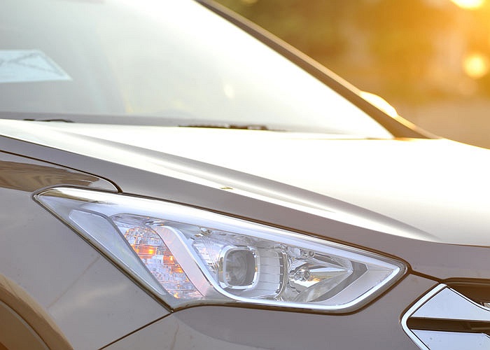 Hyundai Santafe 2014 có 2 tùy chọn động cơ loại máy xăng 2.4 lít đi kèm dẫn động 4 bánh và loại máy dầu 2.2 lít kết hợp với dẫn động cầu trước.