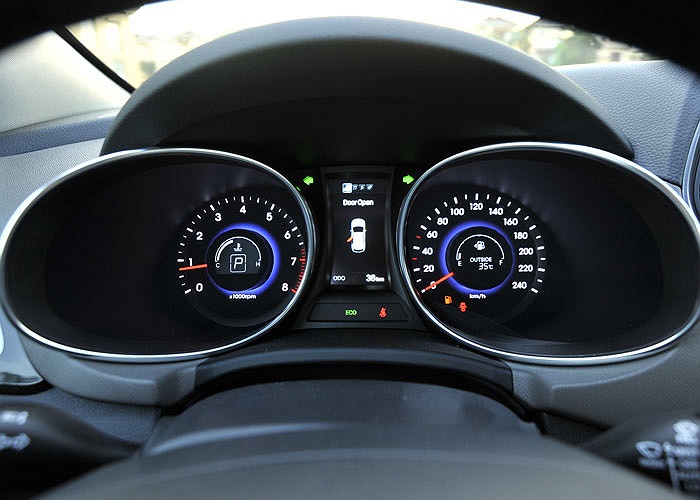 Mức giá này cao hơn giá của các đối thủ như Toyota Fortuner, Kia Sorento khá nhiều nhưng Santa Fe vẫn ít nhiều có lợi thế do là xe nhập khẩu và có nhiều trang bị mới.