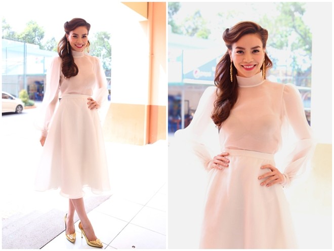 Đảm nhận vai trò giám khảo Nhân tố bí ẩn 2014, Hồ Ngọc Hà liên tục nghi điểm về trang phục đẹp. Tuần vừa rồi, bà mẹ một con thu hút sự chú ý của truyền thông và người hâm mộ khi diện mẫu váy gam màu trắng đồng tông rất hài hòa. Đi kèm là kiểu tóc vấn, uốn xoăn nhẹ nhàng và không kém phần thanh lịch.