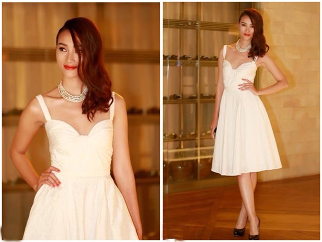 Khác với hình ảnh lạnh lùng, ấn tượng trên sàn diễn, quán quân Vietnam's Next Top Model mùa đầu trở nên nữ tính và duyên dáng trong mẫu váy mùa hè có tông trắng nhã nhặn. Bộ váy được tối giản họa tiết, chú trọng ở phần xếp ly cúp ngực đưa Huyền Trang vào danh sách sao mặc đẹp của tuần qua.