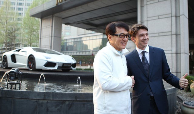Lamborghini Aventador Jackie Chan Edition được thửa riêng cho nam diễn viên huyền thoại Thành Long. Siêu xe nổi bật với ngoại thất màu xám titanium, vành sơn đen trong khi nội thất da đỏ, đen và đường chỉ khâu màu đỏ.