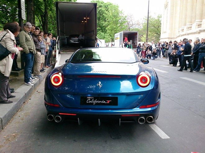 Thêm một chiếc Ferrari California T xuất hiện ở Paris, Pháp. California T chỉ mới được giới thiệu tại triển lãm Geneva Motor Show 2014 trong tháng 3 vừa qua. Siêu xe sử dụng động cơ V8, tăng áp kép, dung tích 3,8 lít, sản sinh công suất tối đa 552 mã lực, mô-men xoắn 556 lb-ft, cho khả năng tăng tốc 0-100 km/h trong 3,6 giây, tốc độ tối đa  315 km/h.