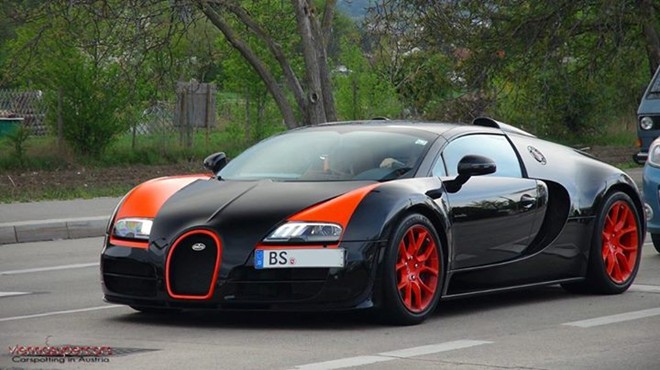 Bugatti Veyron Grand Sport Vitesse WRC Limited Edition ở Vienna, Áo. Siêu xe chỉ được sản xuất giới hạn 8 chiếc, dễ nhận biết với sự kết hợp hai màu đen và cam ở cả nội và ngoại thất. Giá bán của phiên bản đặc biệt này là 1,99 triệu euro.