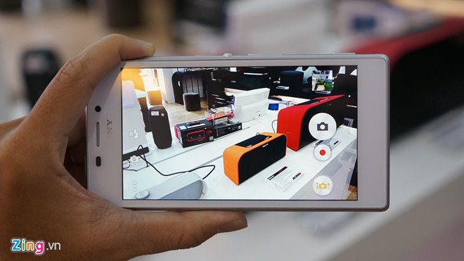 Trình chụp ảnh của Xperia M2 tích hợp khá nhiều chế độ tự động thông minh và bộ chống rung kỹ thuật số.