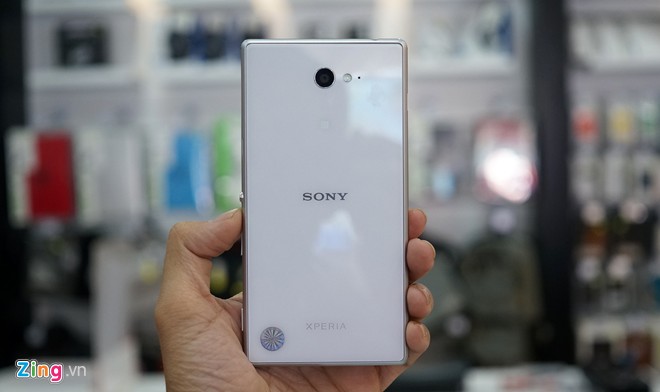 Sony đã thiết kế lại kiểu dáng cho dòng M, khiến chiếc M2 trông rất giống với những model Xperia cao cấp với lớp kính được ốp vào mặt sau.