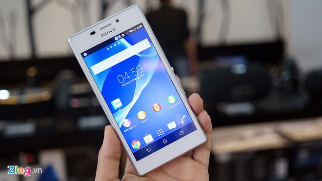 Xperia M2 sử dụng màn hình 4,8 inch độ phân giải 540x960 pixel, công nghệ hiển thị TFT, phủ một lớp kính chống trầy trên bề mặt.